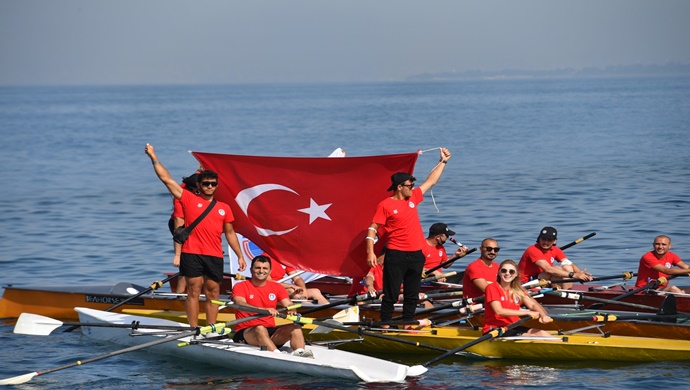 Maltepe Belediye Başkanı Ali Kılıç, 100 kişilik bir ekiple Maltepe açıklarında kürek çekti