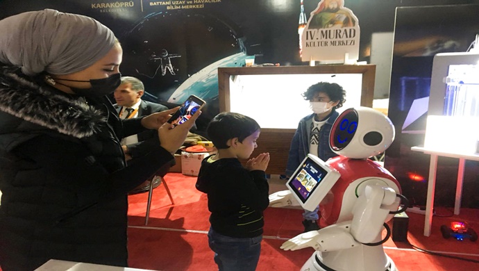 KARAKÖPRÜ’LÜ MİNİ ADA ROBOT FESTİVALİN GÖZDESİ OLDU