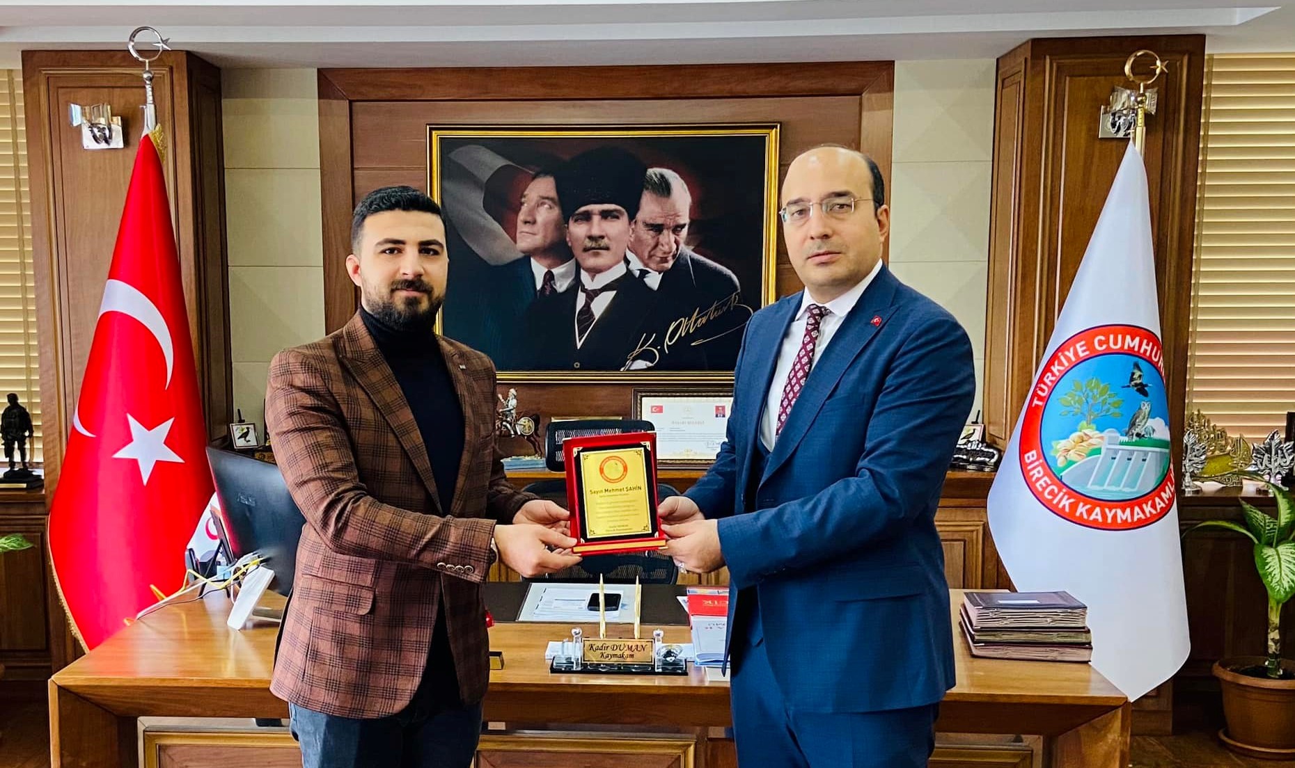 ÖRNEK MAHALLE MUHTARI MEHMET ŞAHİN `E KAYMAKAM DUMAN ` DAN TEŞEKKÜR PLAKETİ