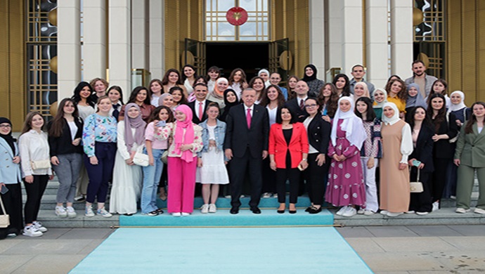 Cumhurbaşkanı Erdoğan, Novi Pazar Türk Kültür Merkezi öğrencilerini kabul etti