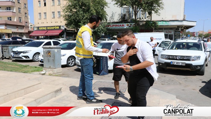 HALİLİYE’DE ZAFER BAYRAMI NEDENİYLE TÜRK BAYRAĞI DAĞITILDI