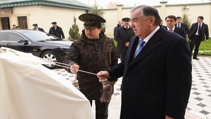 Duşanbe şehrinin Sino semtinde Tacikistan Cumhuriyeti Ulusal Güvenlik Devlet Komitesi binasının meskenler dikkate alınarak açılışı