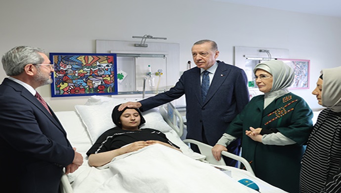 Cumhurbaşkanı Erdoğan, depremzede çocukları hastanede ziyaret etti