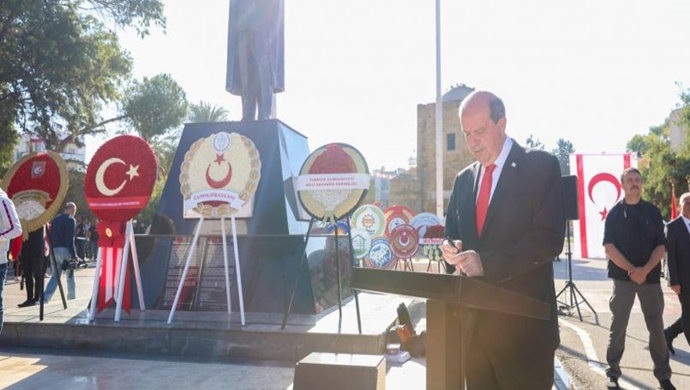 Cumhurbaşkanı Ersin Tatar, Kuzey Kıbrıs Türk Cumhuriyeti’nin kuruluş yıldönümü nedeniyle Girne Kapısı’ndaki Atatürk Anıtı önünde düzenlenen törene katıldı