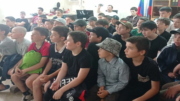 Birleşik Rusya’nın girişimiyle Dağıstanlı genç sporcular vatansever filmler izledi