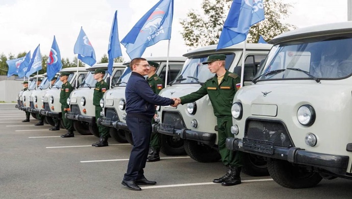 Владимир Якушев вместе с фондом «Ветераны СВО и КТО» передали из Екатеринбурга автомобили УАЗ военнослужащим Центрального военного округа