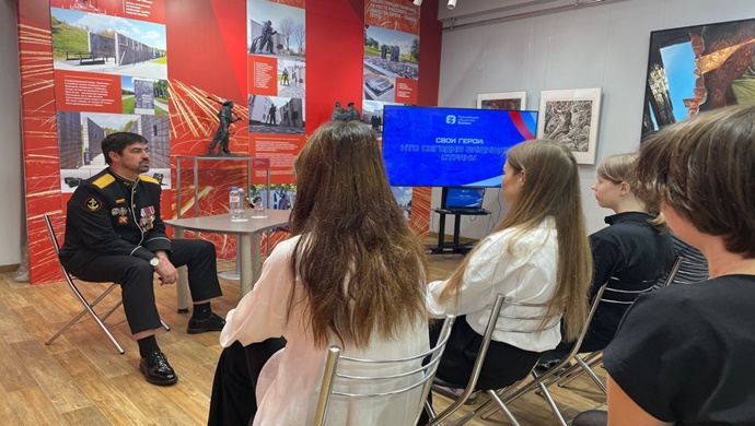«Единая Россия» организовала встречу студентов с ветераном СВО в Ноябрьске (ЯНАО)