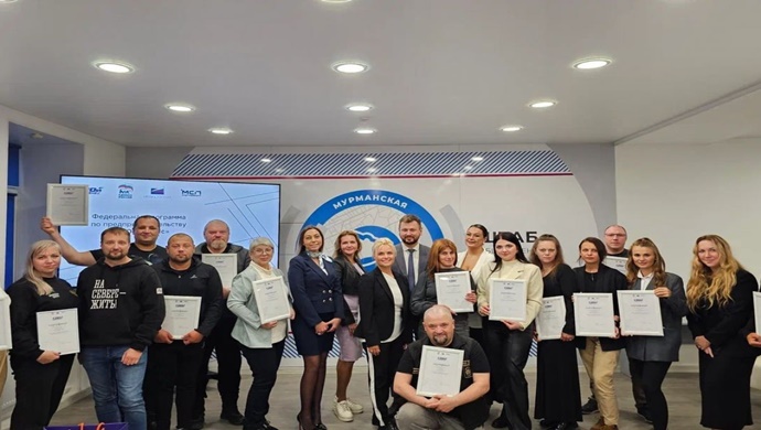 Murmansk bölgesinde, Birleşik Rusya “Kendi İşiniz” projesi kapsamında Hava Savunma Kuvvetleri gazileri ve ailelerine yönelik eğitim tamamlandı