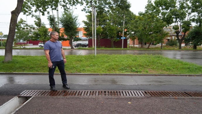 Передача оборудования для лицеев, открытие музея, ремонт ливнёвой канализации: «Единая Россия» помогла жителям регионов