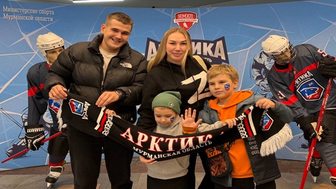 В Мурманске «Единая Россия» организовала для семей участников СВО посещение хоккейного матча