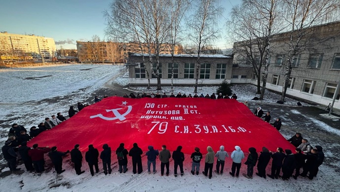 «Единая Россия» развернула в Костроме 50-метровое Знамя Победы