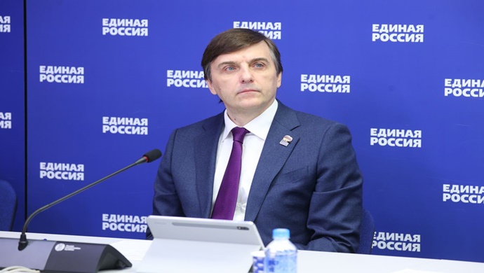 Sergei Kravtsov, Birleşik Rusya ve Milli Eğitim Bakanlığı’nın eğitim tesislerinin inşası ve yenilenmesi programının temel sonuçlarını ele aldı