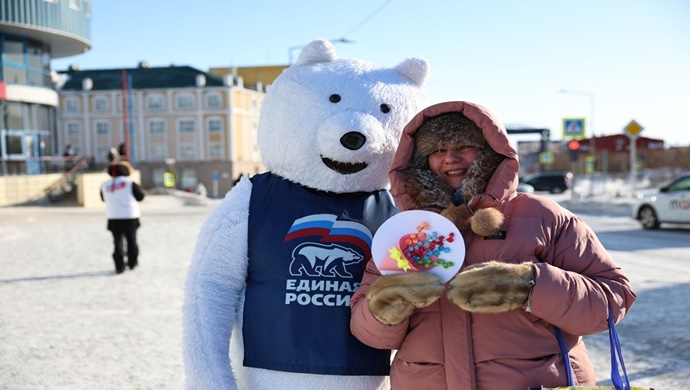 Çiçekler, kartlar, konserler: Birleşik Rusya, 8 Mart’ta bölgelerdeki kadınları tebrik etti