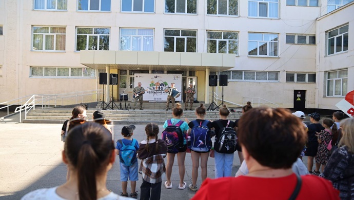 В Луганске на празднике двора прошёл сбор предложений в новую Народную программу «Единой России»