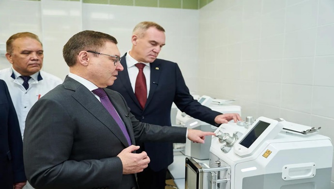 Владимир Якушев оценил результаты строительства станции переливания крови в Сургуте