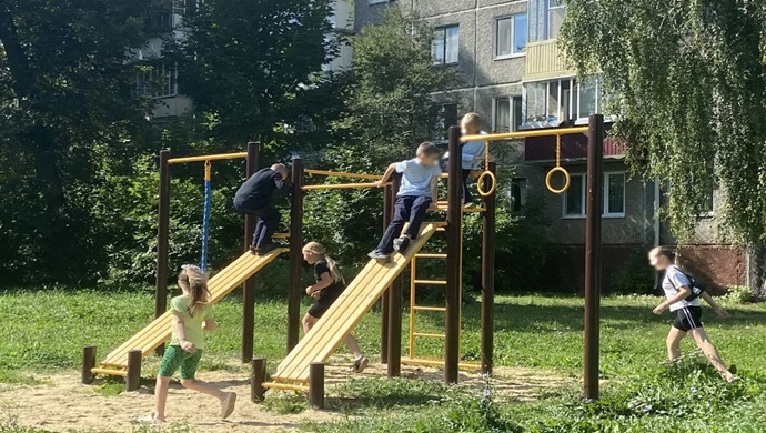 2021 Birleşik Rusya Halk Programı kapsamında Oryol avlularına yeni oyun alanı ekipmanları kuruldu