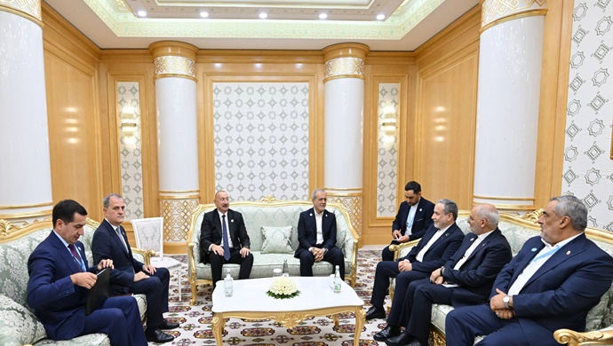 Cumhurbaşkanı İlham Aliyev, Türkmenbaşı’nda İran Cumhurbaşkanı ile görüştü.